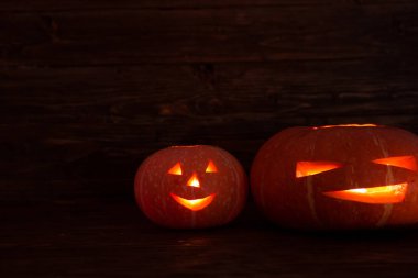 Siyah arka planda korkunç cadılar bayramı balkabakları. Cadılar Bayramı balkabağı arka planı.