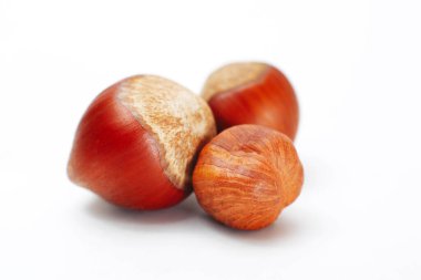 Fındıklar kırpma yolu ile beyaz arkaplanda izole edildi