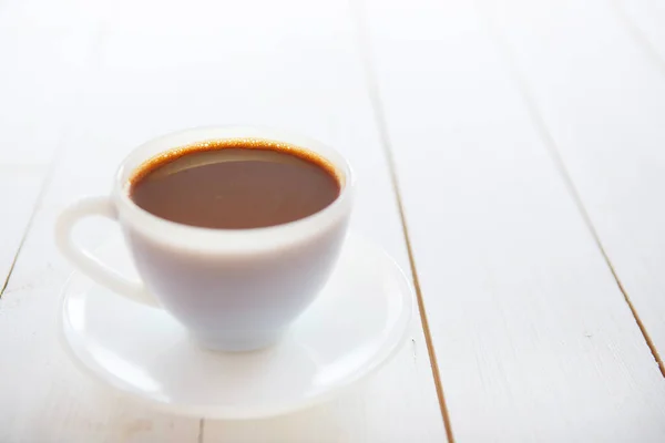 Witte Koffiebeker Met Rijke Koffie Een Witte Houten Tafel — Stockfoto