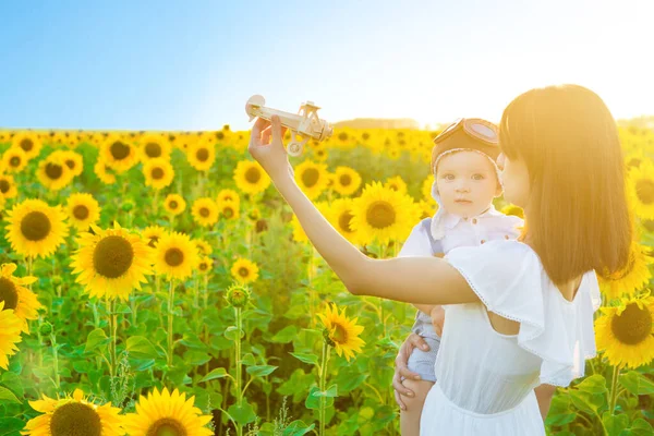 Joyeux Enfant Mère Jouant Avec Jouet Avion Contre Bleu Été — Photo