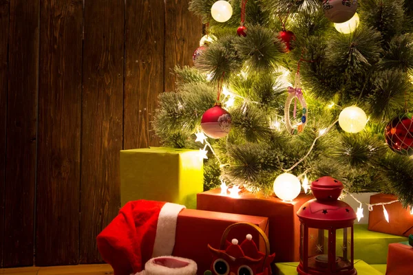 Kleurrijke Cadeautjes Kerstboom Kerst Achtergrond Rode Witte Kerstballen Hangend Aan — Stockfoto