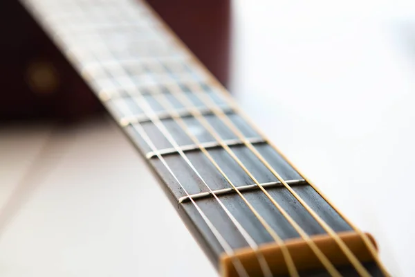 Guitarra Acústica Sobre Fondo Mesa Madera Blanca —  Fotos de Stock