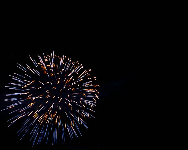 Fuegos Artificiales Colores Brillantes Saludo Varios Colores —  Fotos de Stock