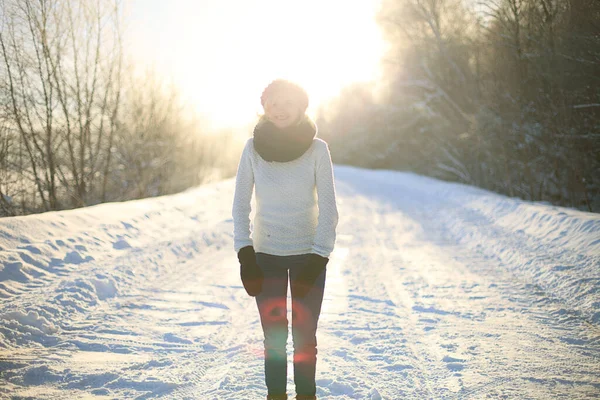 Junge Frau Genießt Den Winter — Stockfoto