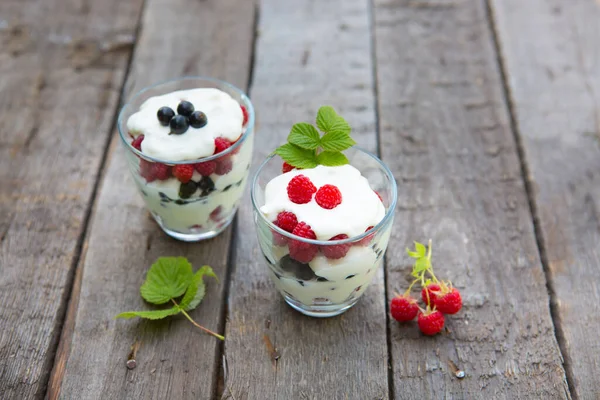 Gesundes Mehrschichtiges Dessert Mit Sahne Auf Hölzernem Hintergrund Mit Platz — Stockfoto