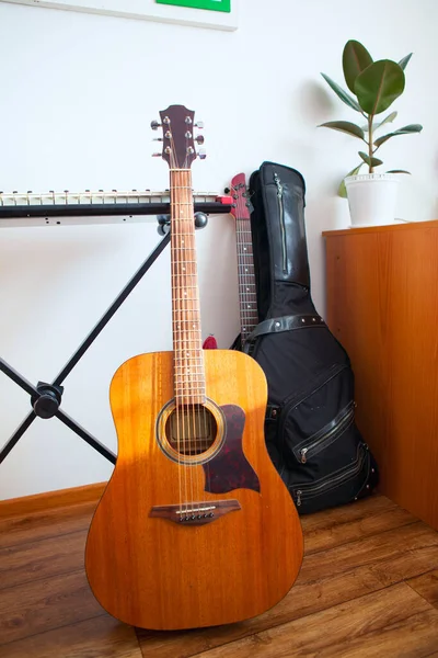 Los Instrumentos Musicales Están Cerca Pared Blanca Del Apartamento Guitarra —  Fotos de Stock