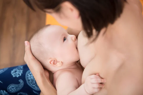 Lactancia Infantil Madre Está Amamantando Bebé Recién Nacido — Foto de Stock