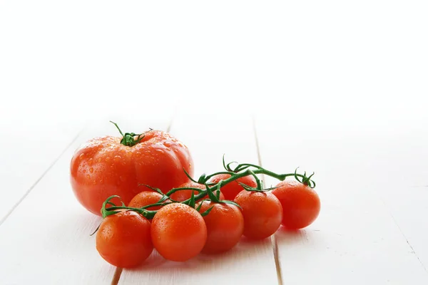 Heerlijke Rode Tomaten Kers Een Witte Houten Tafel Achtergrond — Stockfoto