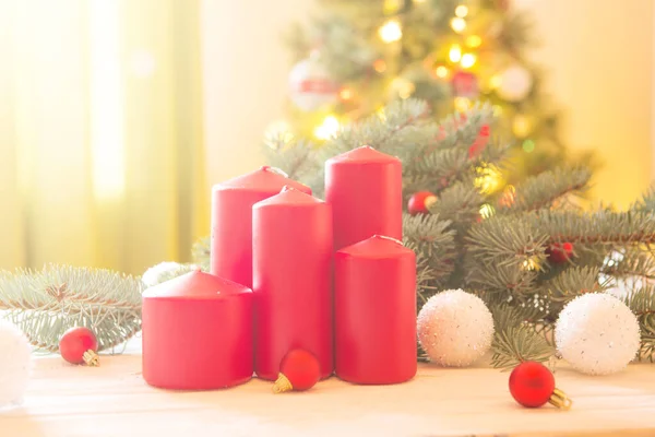 Velas Rojas Navidad Tablón Madera Blanca Contra Árbol Navidad Sala — Foto de Stock