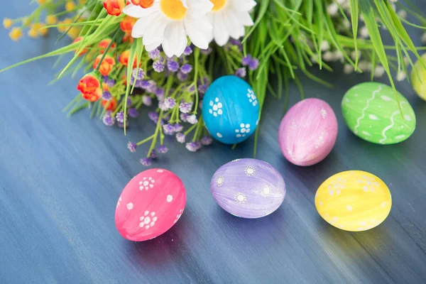 Décoration Pâques Colorée Avec Fleurs Sur Une Table Bois Gris — Photo