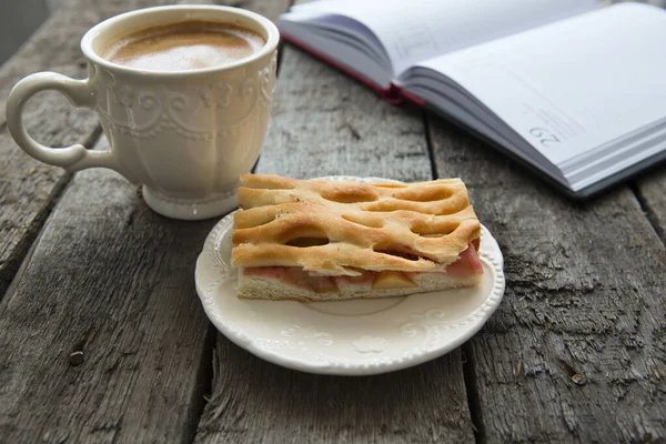 Äppelpaj Med Kopp Kaffe Träbord — Stockfoto