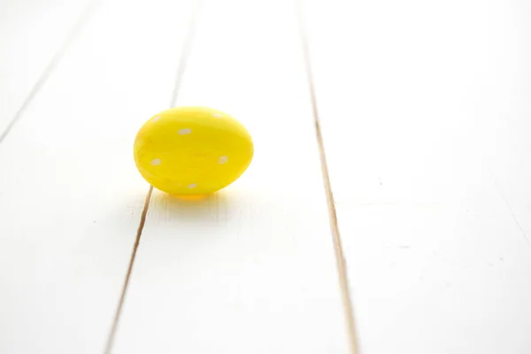 Ovo Páscoa Amarelo Fundo Madeira Branco Feliz Páscoa — Fotografia de Stock