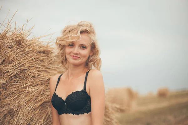 Retrato Una Mujer Bonita Aire Libre — Foto de Stock