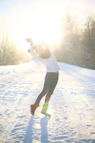 Jonge Vrouw Genieten Van Winter — Stockfoto