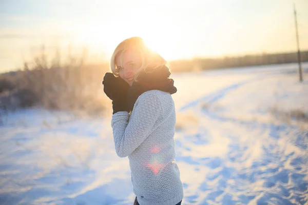 Jovem Mulher Desfrutando Inverno — Fotografia de Stock