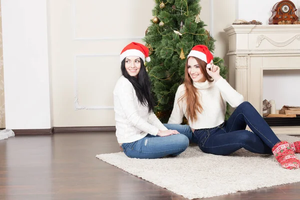 Happy Two Girlfriends Christmas Tree — Stock Photo, Image