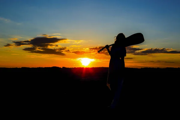 Silhouette Frau Spielt Gitarre Sonnenuntergang — Stockfoto