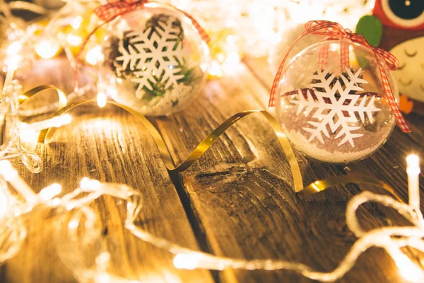 Kerstversiering Houten Tafel Met Kerstverlichting Kerst Achtergrond — Stockfoto