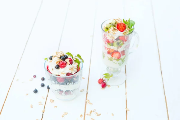 Postre Capas Con Frambuesa Fresa Grosella Negra Kiwi Crema Galletas — Foto de Stock