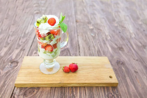 Postre Capas Fresa Con Fresas Frescas Queso Crema Sobre Mesa — Foto de Stock