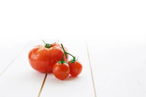 Heerlijke Rode Tomaten Kers Een Witte Houten Tafel Achtergrond — Stockfoto