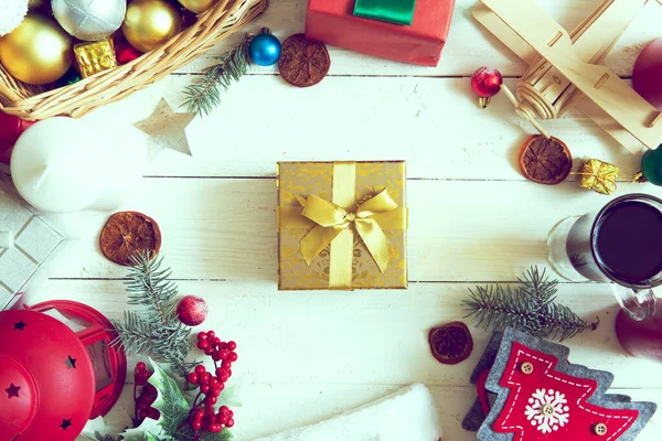 Fondo Decoración Navidad Pino Regalos Con Mesa Madera Blanca — Foto de Stock