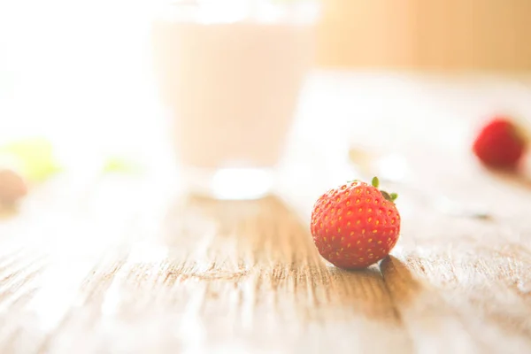 Fresa Primer Plano Sobre Mesa Madera Rústica Con Yogur —  Fotos de Stock