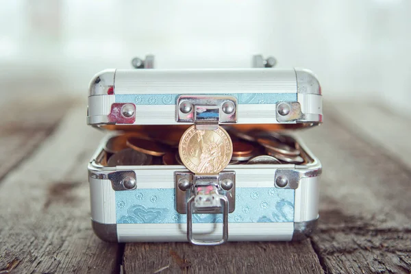 Κουτί Για Οικονομία Γεμάτη Κέρματα Ξύλινο Τραπέζι Χρώμα Χρωματικού Τόνου — Φωτογραφία Αρχείου