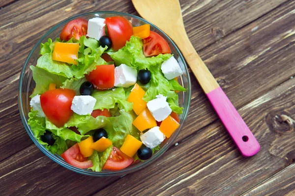 Frisse Gezonde Griekse Salade Een Houten Tafel — Stockfoto