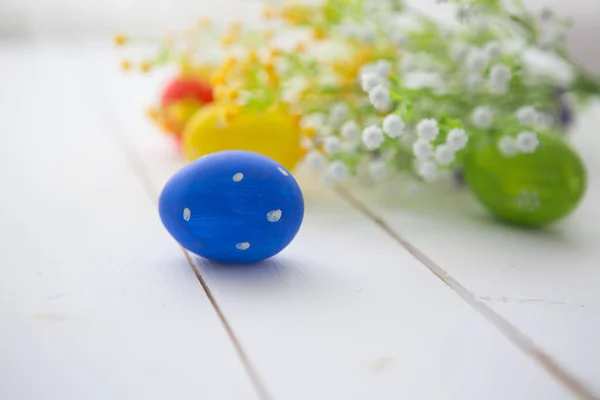 Ovos Páscoa Multicoloridos Flores Brancas Amarelas Frescas Margarida Antecedentes Símbolo — Fotografia de Stock