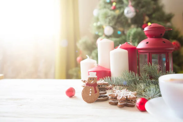 Χριστουγεννιάτικα Μπισκότα Γιορτινή Διακόσμηση Πάνω Από Χριστουγεννιάτικο Δέντρο — Φωτογραφία Αρχείου