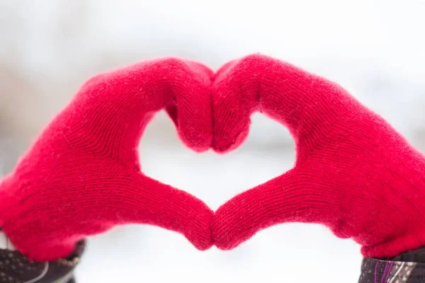 Hacer Símbolo Del Corazón Con Las Manos Nevadas — Foto de Stock