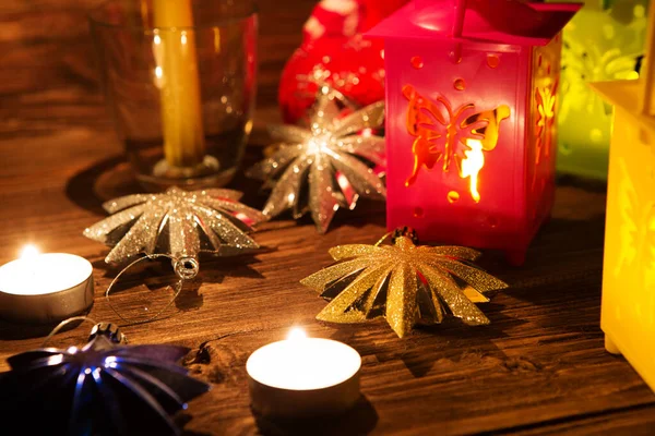 Lucerna Svíčkami Vánoční Výzdoba Dřevěném Stole Karta Pozdravu — Stock fotografie