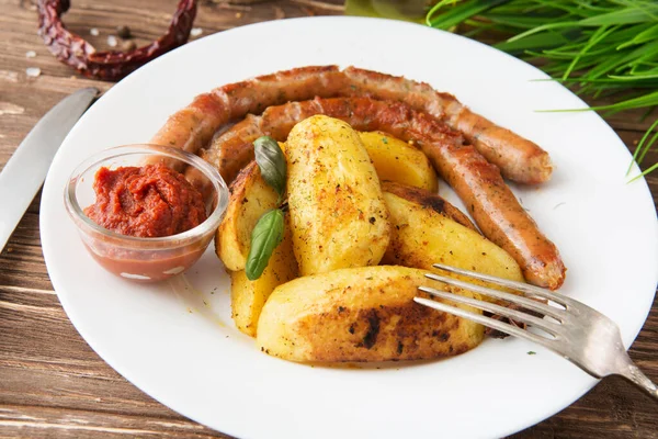 Embutidos Parrilla Con Patatas Hierbas Salsa Tomate Sabroso Plato Picnic —  Fotos de Stock