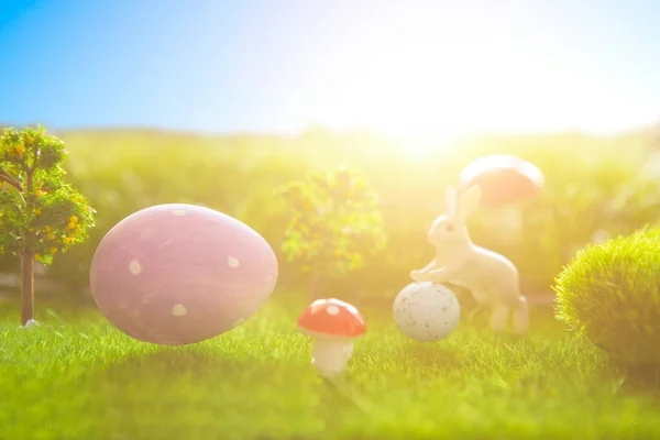 Цветные Пасхальные Яйца Пасхальным Кроликом Свежем Весеннем Лугу — стоковое фото