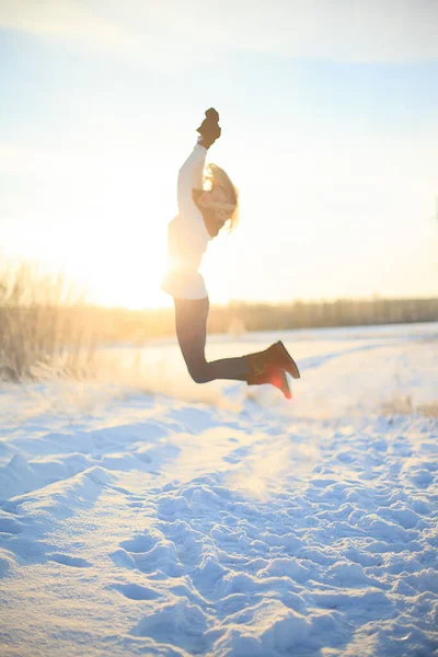 Jovem Mulher Desfrutando Inverno — Fotografia de Stock