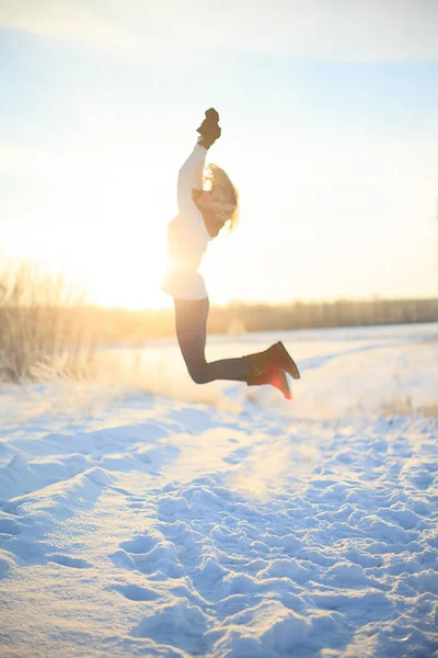 Jonge Vrouw Genieten Van Winter — Stockfoto