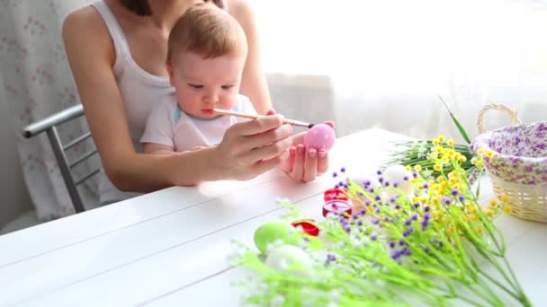 Una Madre Suo Figlio Dipingono Uova Pasqua Buona Famiglia Che — Video Stock