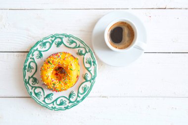 Sarı çörek ve ahşap arka planda kahve. Üst görünüm.