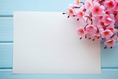 Temiz ahşap arka planda bahar çiçekleri. 