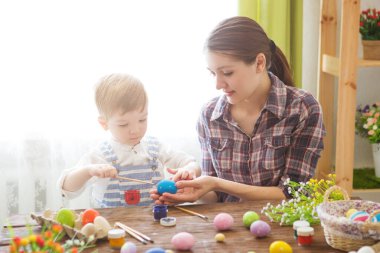 Anne ve oğlu Paskalya yumurtası boyuyor..
