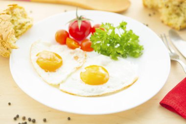 Kırsal ahşap arka planda bir tabakta kızarmış yumurta.