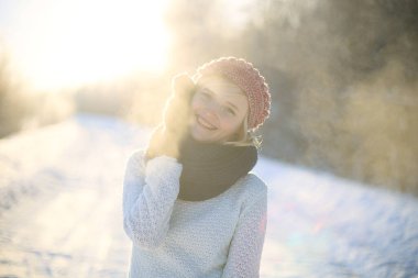 Genç bayan kışın tadını çıkarıyor