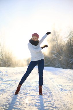 Genç bayan kışın tadını çıkarıyor