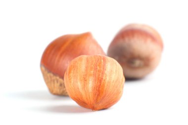 Beyaz arka planda izole edilmiş üç fındık..