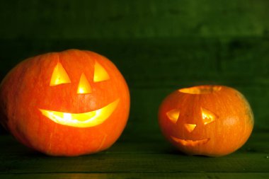 İçinde mumlar olan Cadılar Bayramı balkabakları