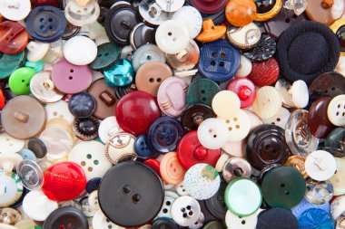 Arkaplanda renkli plastik düğmeler, kapat