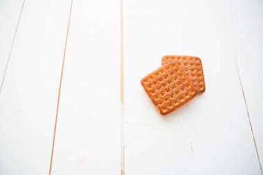 Beyaz tahta masa zemininde kare kraker yığını