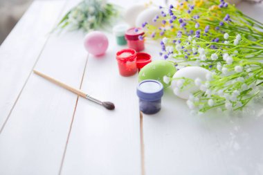 Paskalya bayramı kutlaması için yumurta boyuyorum. Mutlu Paskalyalar