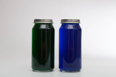 Yeşil ve mavi suyu olan kavanoz.